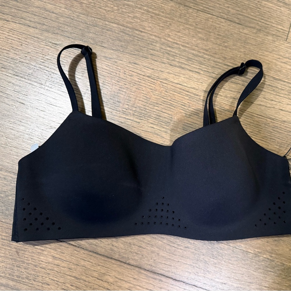 New Victoria's Secret VSX Featherweight Light Sports Bra-Size Small-Black